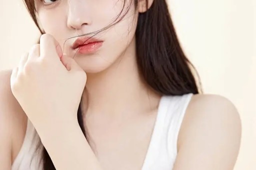 演员吴倩自曝被爸爸打掉牙齿不敢吐出来：我不敢吐出来直接吞下去了